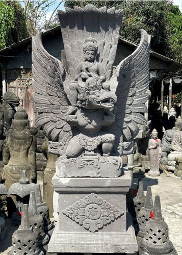 Garuda Wisnu Vulcanic Stone 125x90cm H240cm