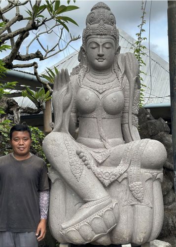 Sitting Dewi Vulcanic Stone 110x115cm H230cm